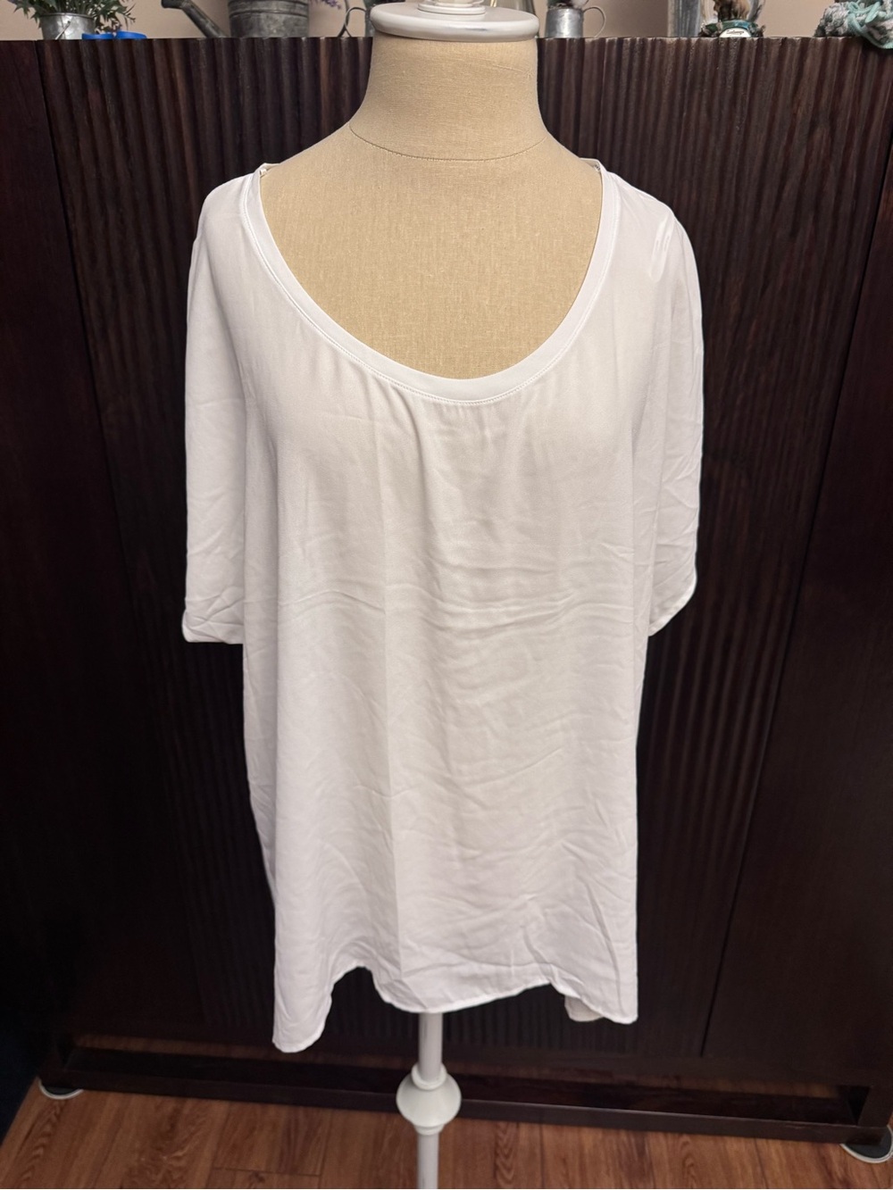Pleione White Scoop Neck Short Sleeve Tee
